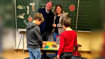 Thomas Speyerer mit Lehrerin Dunja Kratschmann mit zwei Schülern der Klasse 2a. (Foto: Förderverein GS Moosinning)