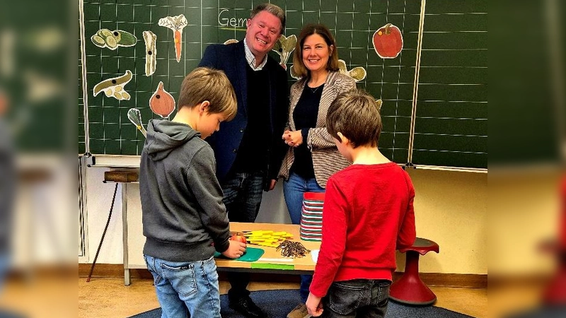 Thomas Speyerer mit Lehrerin Dunja Kratschmann mit zwei Schülern der Klasse 2a. (Foto: Förderverein GS Moosinning)