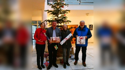 Vor dem Wunschbaum mit Geschenken (v.l.): Sandra Butscher (Rathaus), Brgm. Piet Mayr, 2. Brgm. Bianka Poschenrieder und Franz Bachl (Tafel Zorneding).  (Foto: Gem. Zorneding)