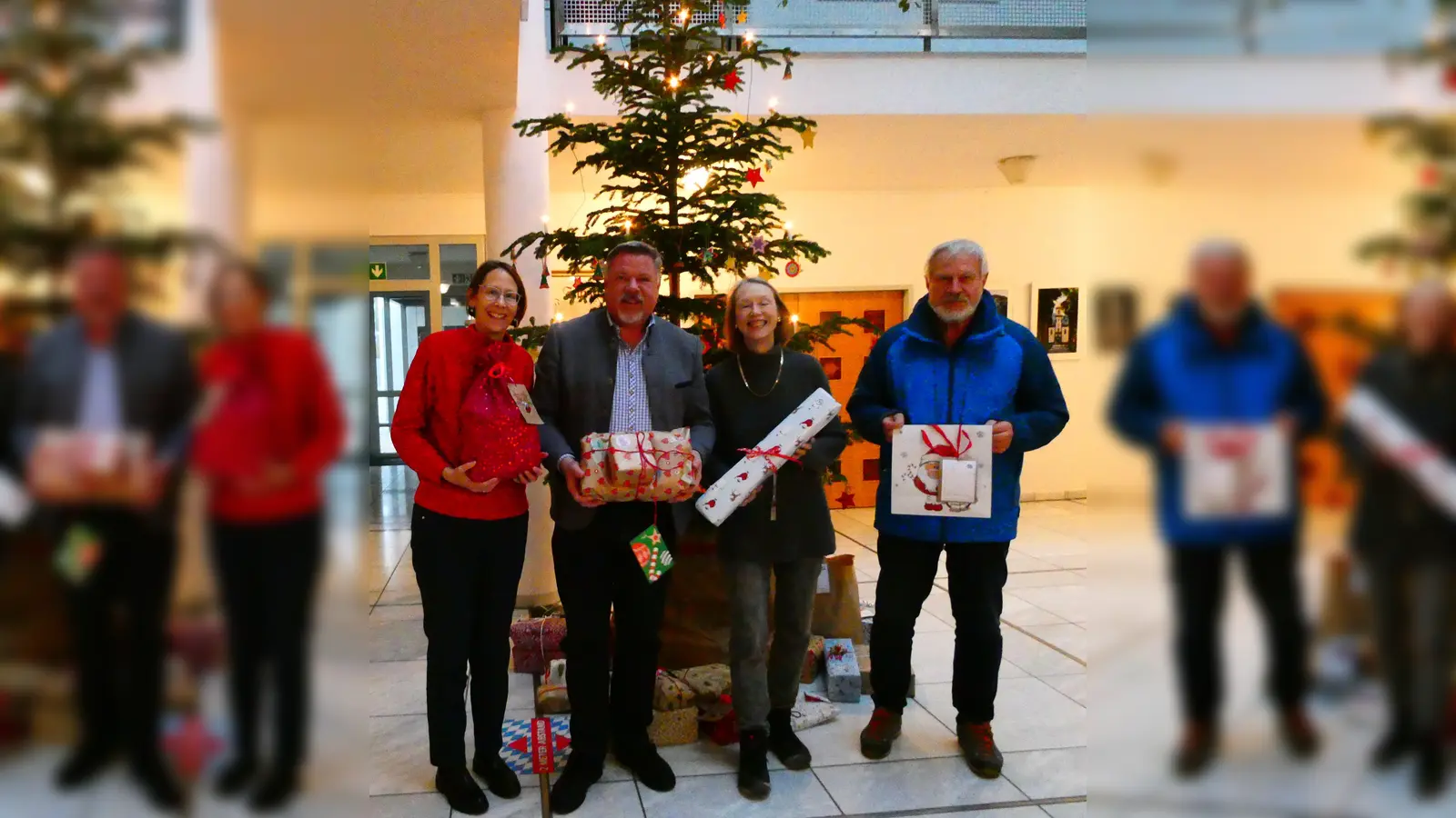 Vor dem Wunschbaum mit Geschenken (v.l.): Sandra Butscher (Rathaus), Brgm. Piet Mayr, 2. Brgm. Bianka Poschenrieder und Franz Bachl (Tafel Zorneding).  (Foto: Gem. Zorneding)