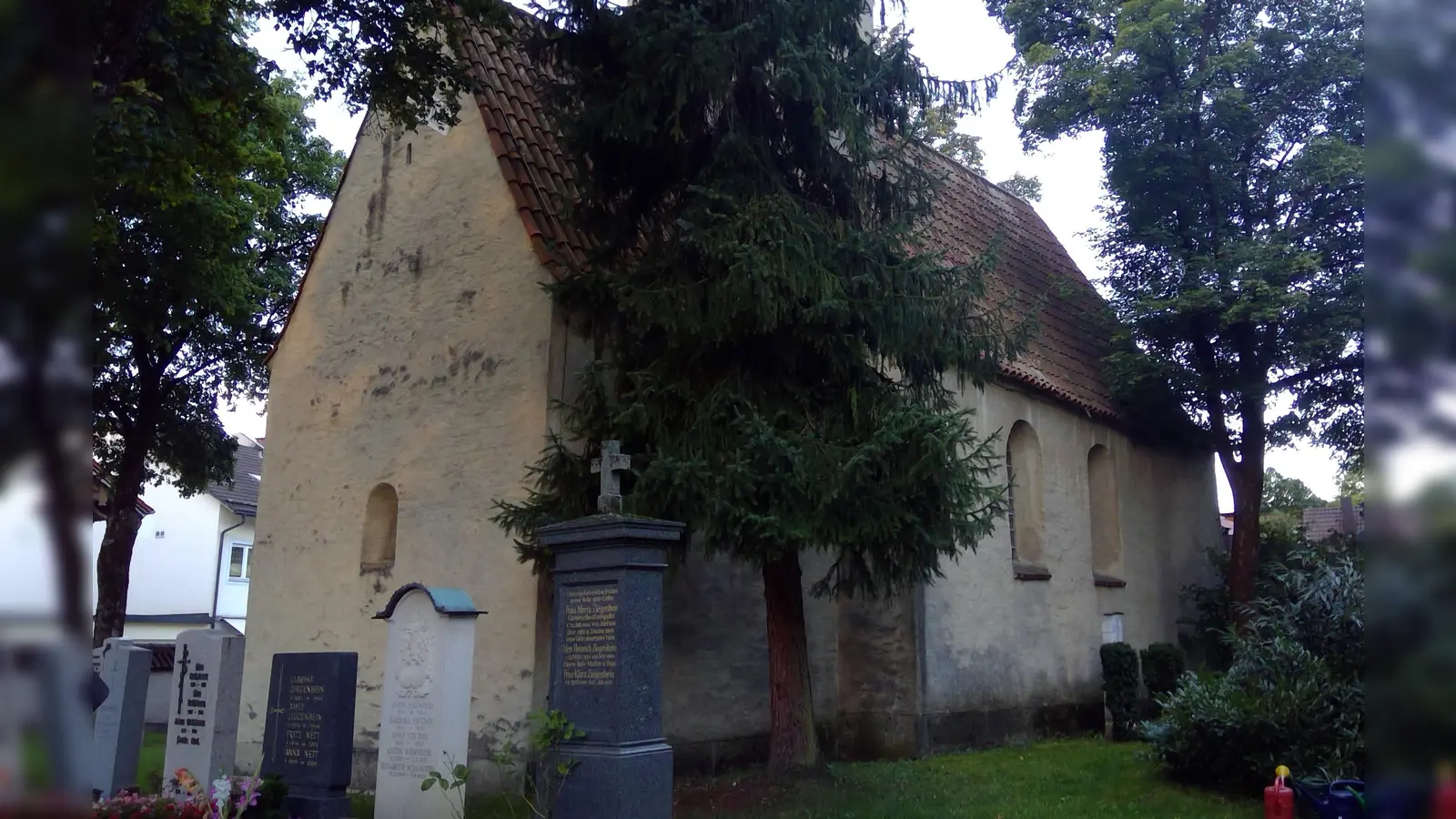 Die lange einsturzgefährdete Kirche St. Nikolaus im alten Ortskern von Englschalking wird wieder geöffnet. (Foto: bas)