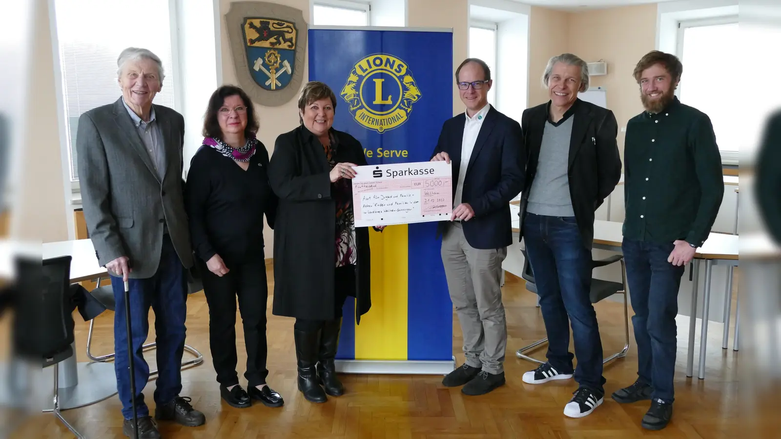 Gemeinsame Hilfe für bedürftige Familien und Kinder im Landkreis durch eine 5.000 Euro-Spende vom Lions Club (von links): Wolfgang Jacobs mit Gattin Judith, Landrätin Andrea Jochner-Weiß, Lions Club-Vorstand Matthias Bechtold, Jugendamtschef Jürgen Wachtler und Jugendpfleger Wolfgang Herz.<br> (Foto: LRA)