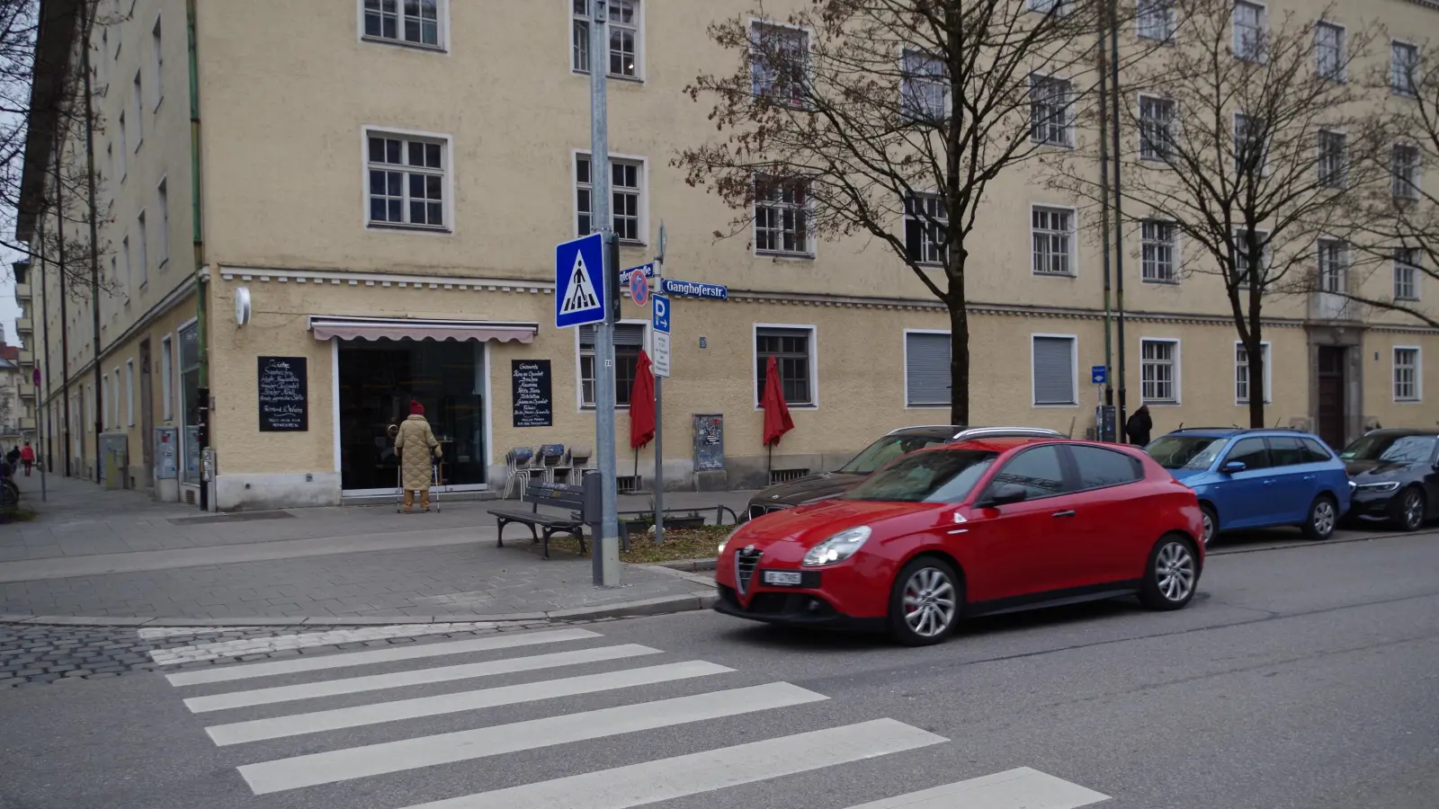 Auf drängenden Wunsch der Stadtteilbewohner wurde im Sommer 2024 in der Ganghoferstraße auf Höhe der Anglerstraße ein Zebrastreifen eingerichtet. (Foto: Beatrix Köber)