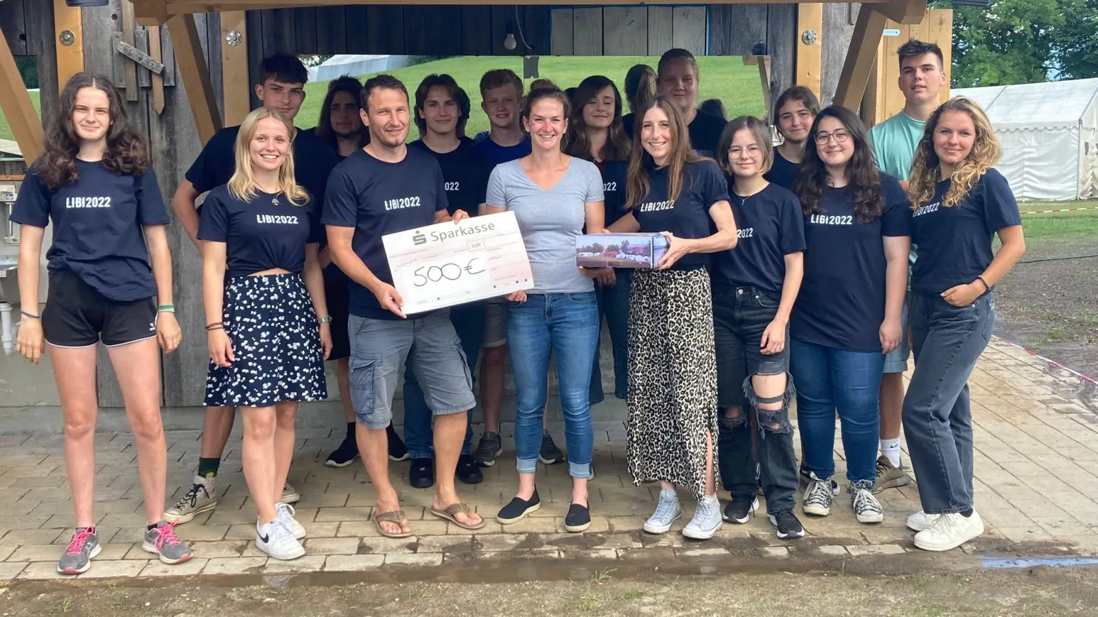 Die Übergabe der beiden Spenden an die Diakonin Frau Ruth Grünwald (Mitte) vom evangelischen Jugendwerk Weilheim erfolgte durch das FOS-LIBI-Team. (Foto: FOSBOS Weilheim)