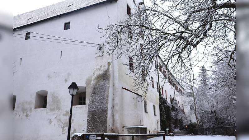 Das Schloss Burgrain, errichtet Anfang des 13. Jahrhunderts, war einst Sitz der Herrschaft Burgrain, die dem Freisinger Fürstbischof unterstand. (Foto: bas)