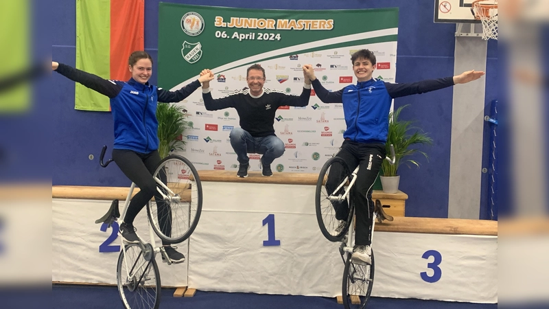 Zusammen mit ihrem Trainer Michael Grädler freuen sich Emily Brenner und Markus Wechner vom RSV über ihren Sieg und auf die Teilnahme an der Hallenradsport- Europameisterschaft. (Foto: T. Brenner)