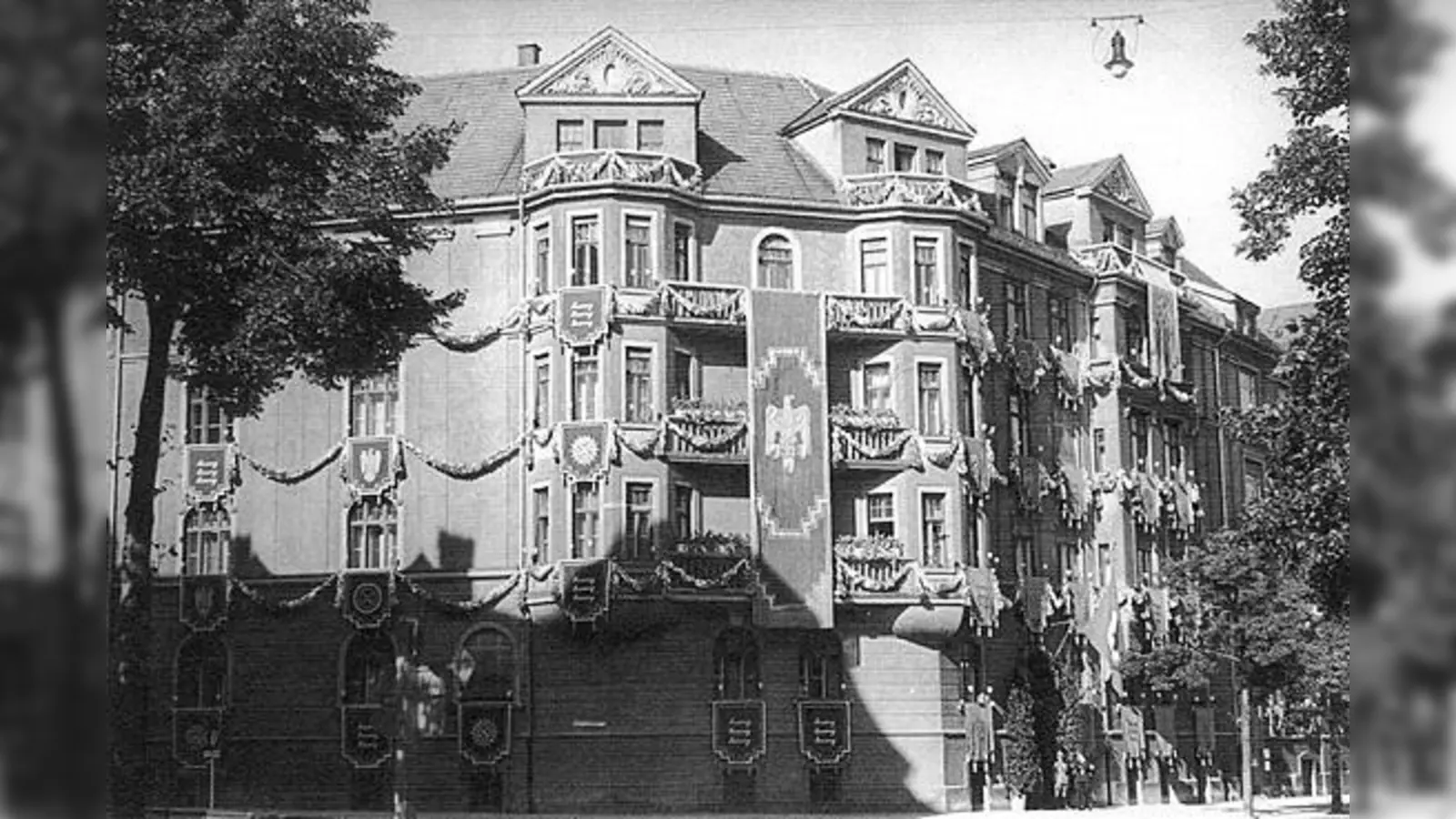 Hitlers Wohnung am Prinzregentenplatz 16, 2. Stock, im Fahnenschmuck 1938.  (Foto: VA)