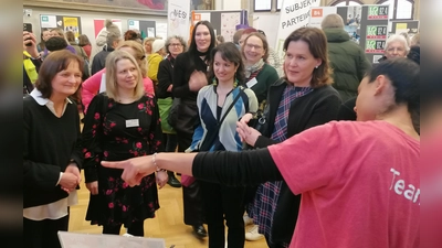 Viele Besucher informierten sich im Rathaus bei der FreiwilligenMesse. Hier erläutert das Team des MTV München von 1879 Bürgermeisterin Verena Dietl (Zweite von rechts), wie Ehrenamtliche im Sportverein tätig sind. (Foto: job)