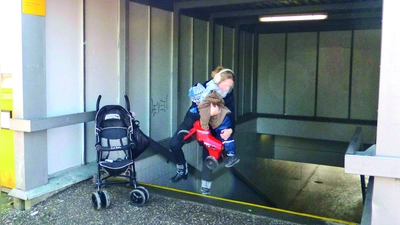 Erst die Karre und dann das Kind oder umgekehrt? Mit Kinderwagen ist es kaum möglich, die Treppenunterführung am Aubinger Bahnhof zu überwinden.  (Foto: pst)