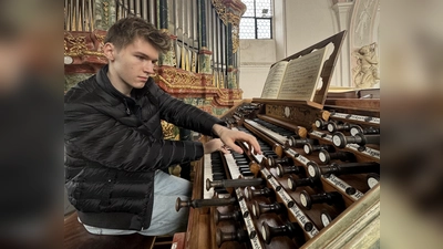 Jan Liebermann erhielt seinen ersten Klavierunterricht im Alter von sieben Jahren. Er ist 1. Preisträger des Northern Ireland International Organ Competition 2024, 1. Bundespreisträger in der Kategorie Orgel solo bei „Jugend musiziert” 2021 mit Höchstpunktzahl, 2. Preisträger des Internationalen Orgelwettbewerbs Wuppertal 2023 und Preisträger des ersten internationalen Orgelwettbewerbs in Deidesheim 2020, des „International Young Organist Competition Moscow“ 2020 und des Concours International d&#39;Orgue de Dudelange 2023. Desweiteren ist er Sonderpreisträger der Deutschen Stiftung Musikleben. Ebenfalls erhielt er 2021 ein Stipendium der Jürgen-Ponto-Stiftung Berlin. (Foto: pr)