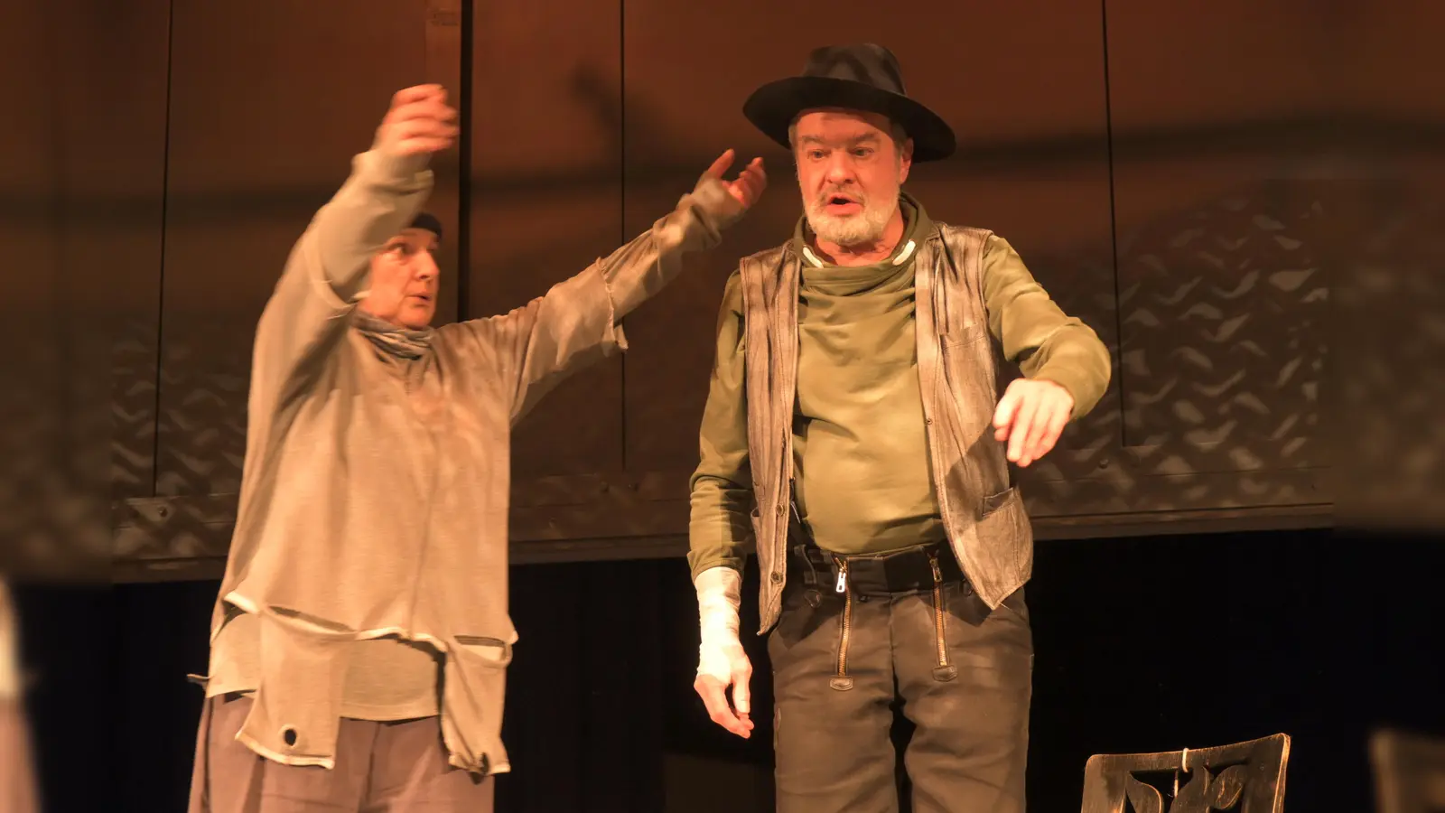 Warten und träumen: Evelyn Plank (l.) als Sancho Panza und Titus Horst als Don Quijote (Foto: Theater Plan B)