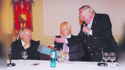 Zum Abschluss der Veranstaltung überreichten die CSU-Bundestagsabgeordneten Hans-Peter Uhl (M.) und <br>Herbert Frankenhauser (r.) Wolfgang Schäuble eine Flasche Rotwein. (Foto: pi)