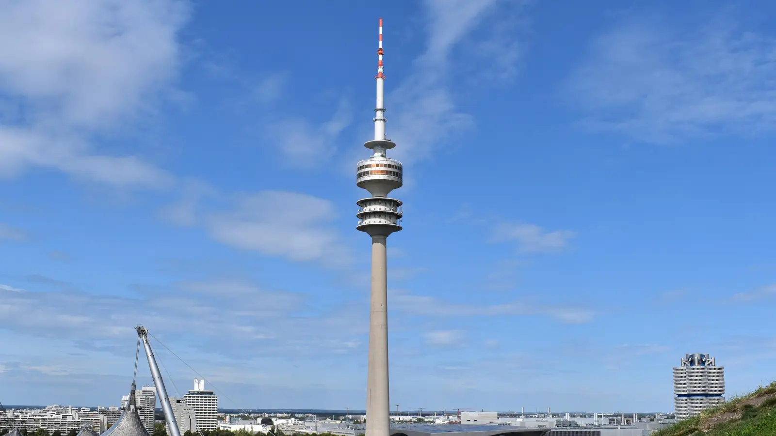 Die Zukunftsplattform auf dem Olympiaturm ist Teil der dreiteiligen, dezentralen Ausstellung im Olympiapark, bei der sich die einzelnen Teile in die existierenden Locations integrieren. (Archivbild: dm)