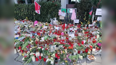 Blumen und Kerzen wurden am Ort des Anschlags abgelegt.  (Foto: job)