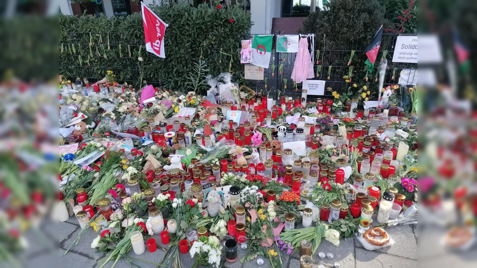 Am Anschlagsort wurden viele Blumen, Briefe und auch Plüschtiere abgelegt. (Foto: job)