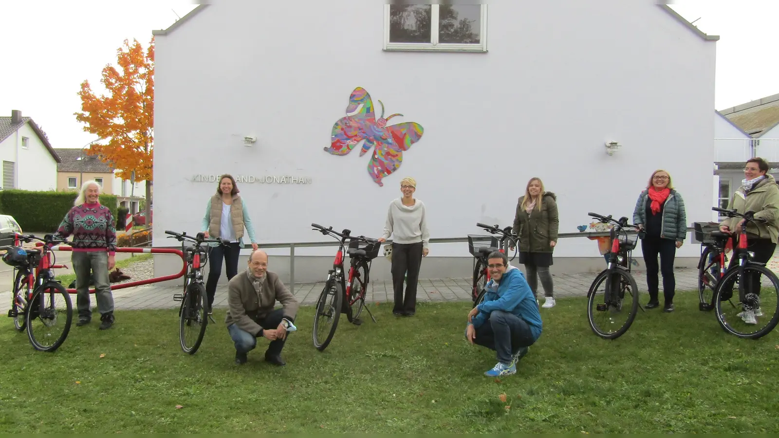 Die Mitarbeiter der beiden Häuser mit den Hausleiterinnen Marion Zistel und Tina Matschey sowie Gesamtleitern Antje Brandl und Pfarrer Michael Lorenz freuten sich über die sechs neuen E-Bikes. (Foto: Michael Lorenz)