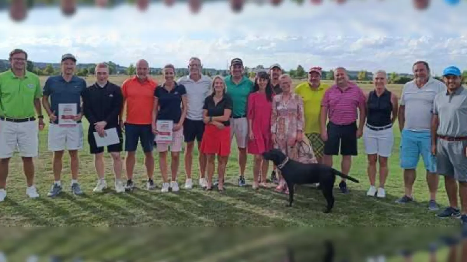 Nach dem Turnier stellten sich die Sieger zum Gruppenfoto auf (von links): Andreas Aumann (Anlagenleitung), Robin von Jacobi, Philip Erdmann, Klaus Schindler, Katherina Klimke, Edi Segerer, Daniela Jahnel, Andreas Jehra, Kathrin Nauschütt, Matthias Ney, Konstanze Mühlbauer, Kay Funk, Martin Becke, Kornelia Weber (EGM Pro Shop), Siegfrid Reidinger und Alexander Lukas. (Foto: Benedikt Pfeil)