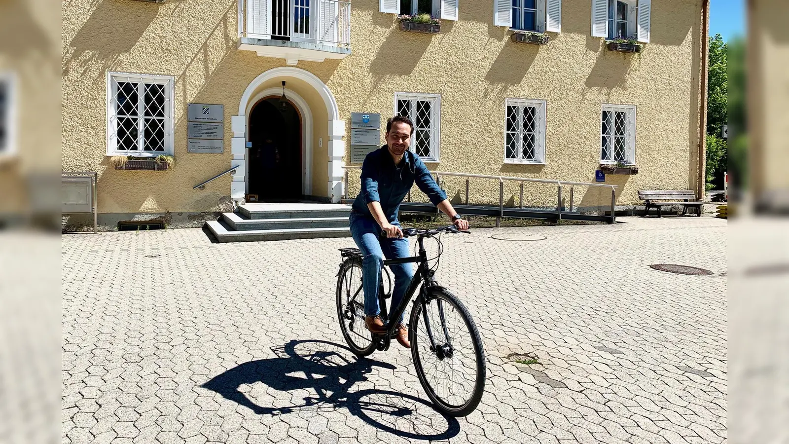 Bürgermeister Thomas Pardeller hofft, dass viele Besucher auf den Nacht-Biomarkt strömen werden, erstmals mit Fahrrad-Basar. (Foto: Marina Prüller)