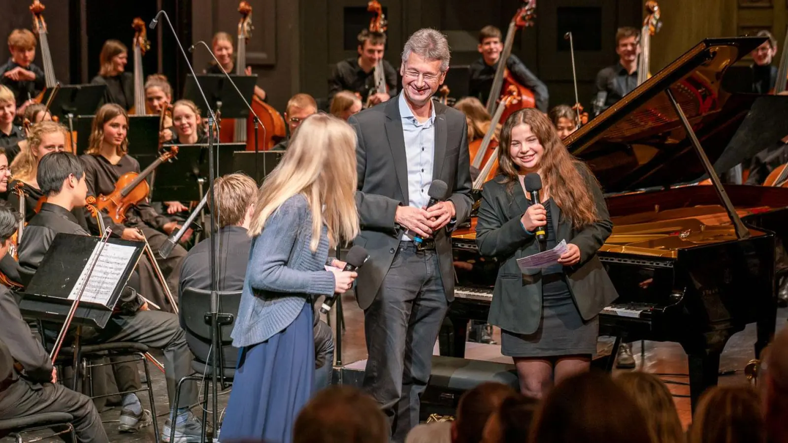 Auf den Zahn gefühlt: Kultusminister Prof. Dr. Michael Piazolo wurde von den Schülerinnen Leyla und Paula interviewt. (Foto: © Aktion Sonnenschein)