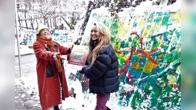 Melly Kieweg (links) und Rikki Reinwein haben für eine neue Ausstellung das Kunstareal neu ausgestaltet.  (Foto: BI )