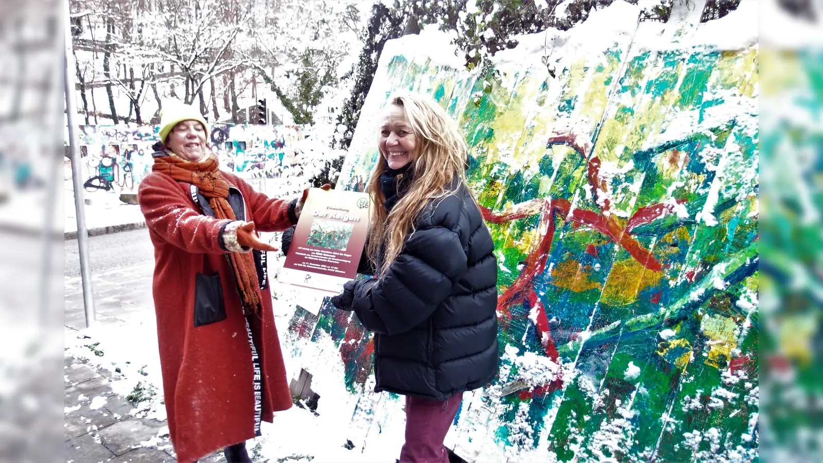 Melly Kieweg (links) und Rikki Reinwein haben für eine neue Ausstellung das Kunstareal neu ausgestaltet.  (Foto: BI )