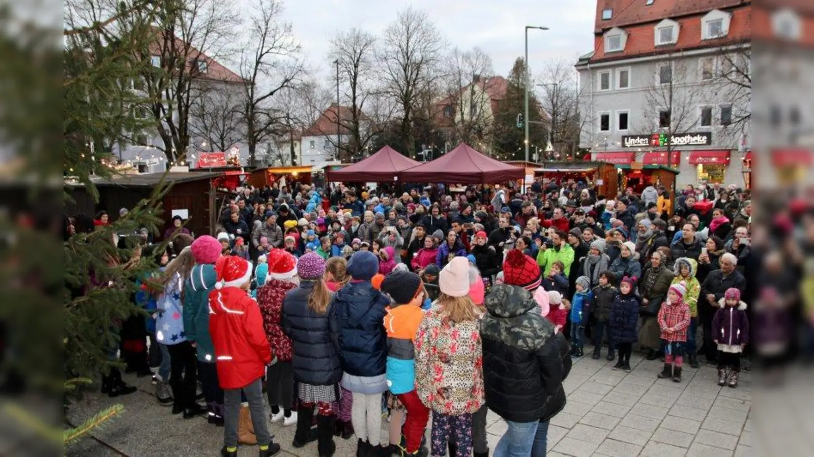 Der Pasinger Christkindlmarkt ist offen: an den Adventwochenenden gibt es hier ein abwechslungsreiches Musikprogramm, viel Handwerk, Schmuck und Weihnachtliches, Mitmachaktionen und natürlich viele Leckereien. (Foto: us)