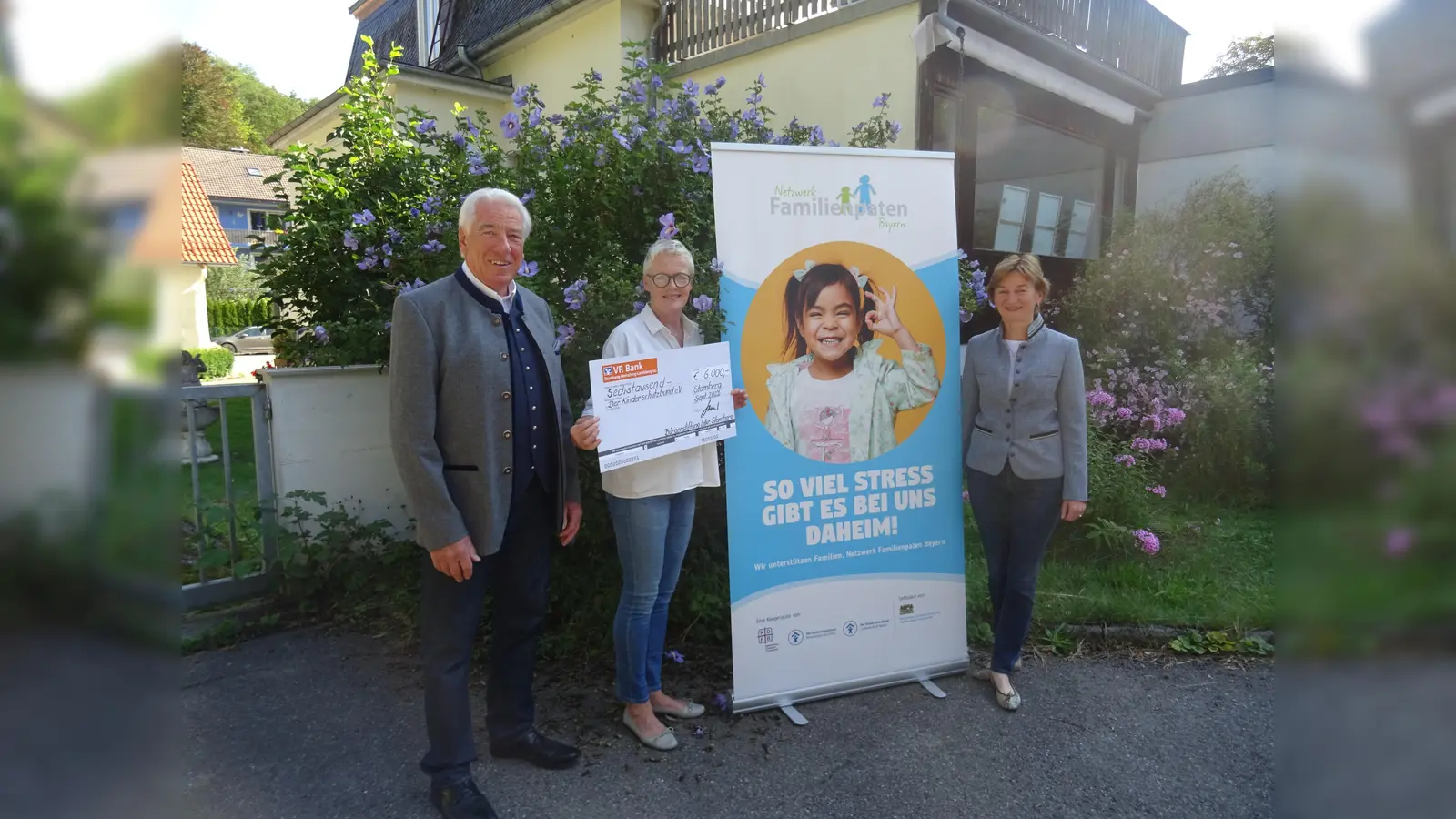 Spendenübergabe: v.l. Gustav Huber (Geschäftsführer Bürgerstiftung), Claudia Ernestus (Familienpaten-Koordinatorin Kinderschutzbund) und Barbara Scheitz (Vorsitzende Bürgerstiftung) (Foto: Bürgerstiftung)