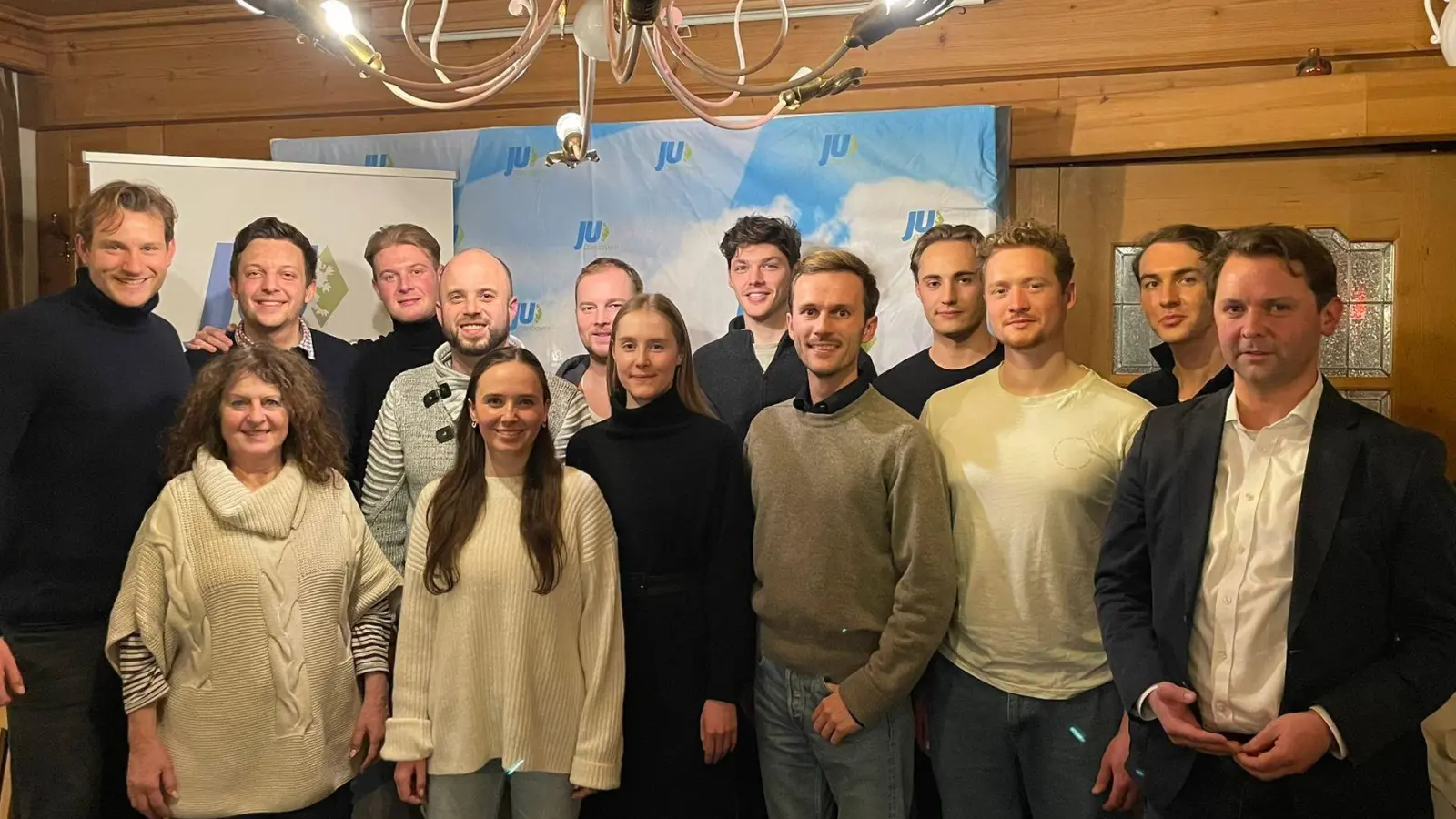 Alexander Niebler (Ortsvorsitzender JU), Jutta Sirotek (Ortsvorsitzende CSU), Philipp Trepte (Kreis vorsitzender JU Ebersberg), Philipp Leinekugel, Tobias Noack, Tobias Ruckdeschel, Julia Poller, Jo hannes Melchior, Dominik Schwab, Felix Poller, Paul Harttmann, Johannes Hopfner und Dr. Andreas Lenz (MdB) bei der Wiedergründung der JU Zorneding (v.l.).<br>(MdB (Foto: JU Zorneding)