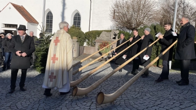 2. Bürgermeister Martin Fink, Pfarrer Franz von Lüninck (v.l.) und die Alphornbläser des Spielmanns- und Fanfarenzugs vor der Kirche St. Vitus in Gilching. (Foto: pst)