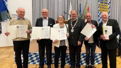 Wurden für ihr Engagement mit der Urkunde „Unterhaching dankt” von Bürgermeister Wolfgang Panzer (3. von r.) geehrt: (v.l.) Manfred Sammüller, Gottfried Kowalewski, Ute Krühler, Michael Beuck und Walter Löffler.  (Foto: hw)