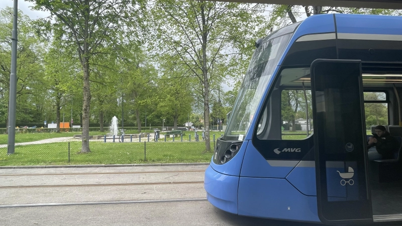 Entlang der Trambahnlinie 25, die vom Max-Weber-Platz über Harlaching nach Grünwald fährt, sollen bald weitere Trambahnhäuschen aufgestellt werden.  (Foto: hw)