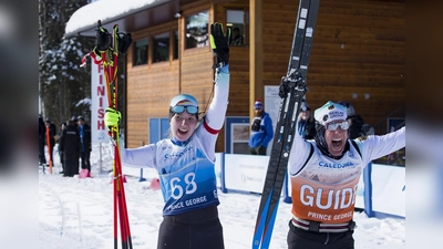 Clara Klug und ihr Trainer und Guide Martin Härtl lassen ihrer Freude über drei WM-Titel und zwei Bronzemedaillen freien Lauf. (Foto: Bob Frid/Canadian Paralympic Committee)