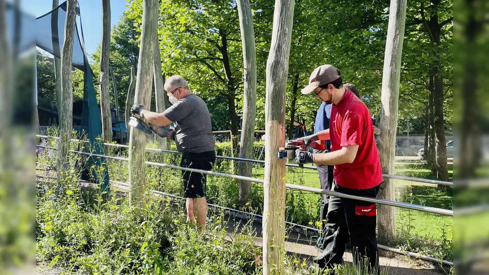 Mitarbeiter der Firma Hilti verschönern den ICP-Drachenspielplatz. (Foto: ICP)