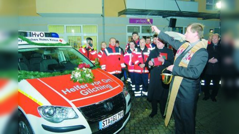 Segnen das Einsatzfahrzeug für eine unfallfreie Fahrt: (v.r.) Gilchings Pfarrer Thomas Tauchert und sein evangelischer Amtskollege Hans Schrödl. (Foto: BRK)