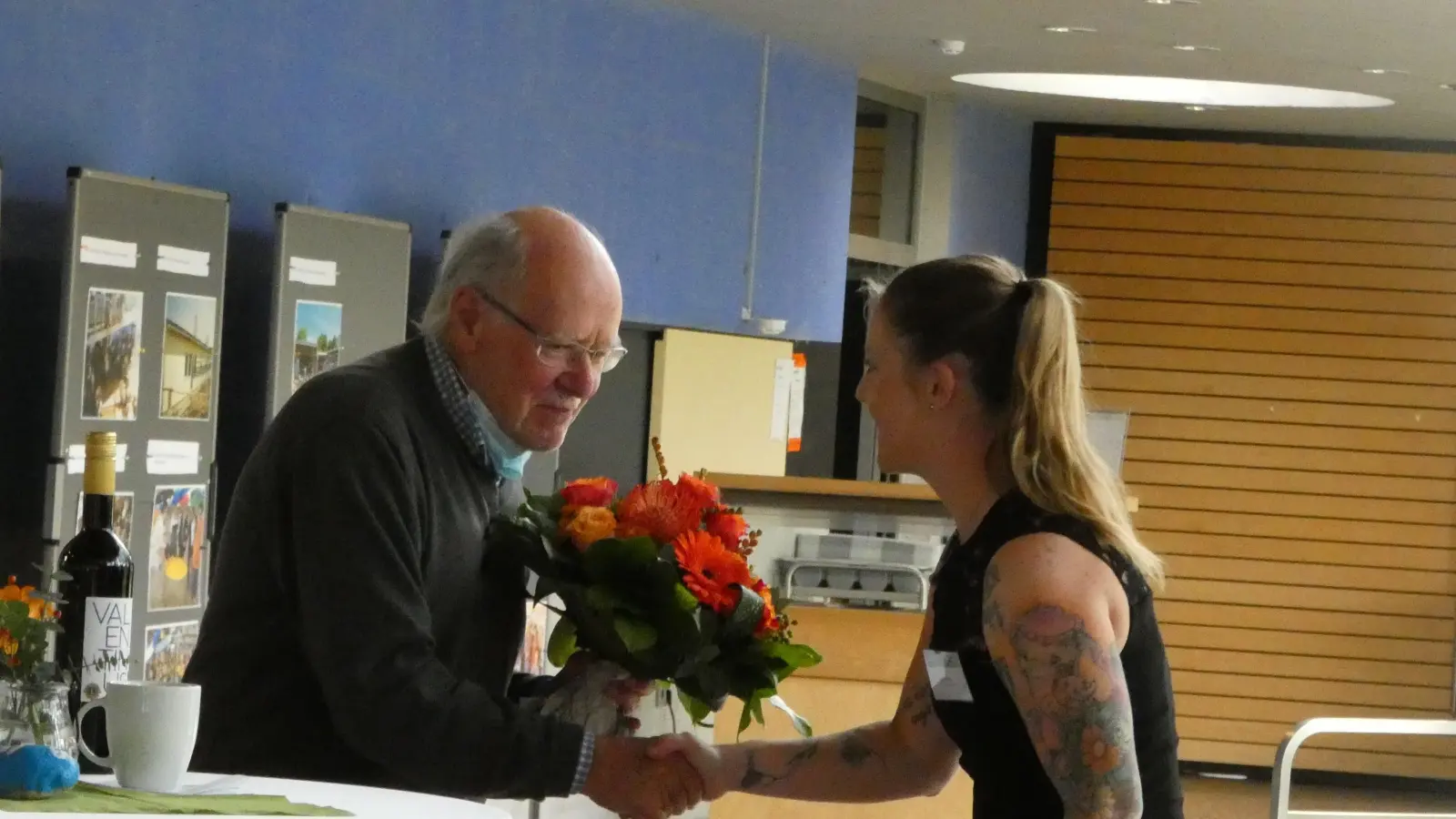 Kathrin Wenz, Therapieleitung im Erwachsenenbereich von Helfende Hände, und Frohmut Kurz, Architekt des Erwachsenenbereichs und Ehrenvorsitzender des Vereins, bei der Jubiläumsfeier. (Foto: © Helfende Hände)