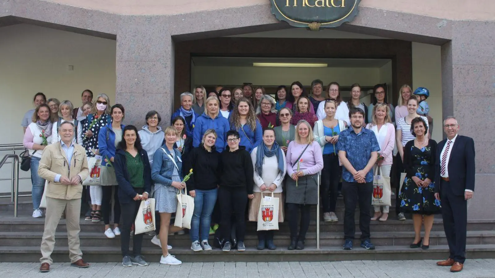 Weilheims Bürgermeister Alfred Honisch (links), Angelika Flock (2. von rechts) und Markus Loth (rechts) bedankten sich bei den in der Kindertagesbetreuung Beschäftigten für deren Engagement. (Foto: Stadt Weilheim)