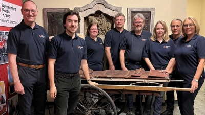 Bernhard Seidenath und Tizian Bartling mit der ehrenamtlichen Arbeitsgruppe „Historisches Erbe“, Susanne Eismann, Bernd Wanka, Florian Heiser, Kerstin Cser, Mike Ott und Dr. Bärbel Schäfer (von links). (Foto: BRK Dachau)