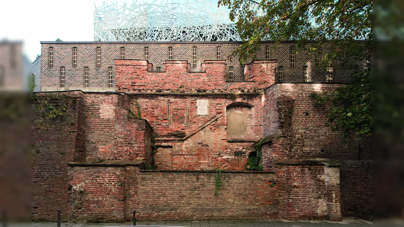 Die Reste der Stadtmauer an der Jungfernturmstraße heute, zwischen Salvatorplatz und Wittelsbacherplatz. (Foto: Referat für Stadtplanung und Bauordnung)