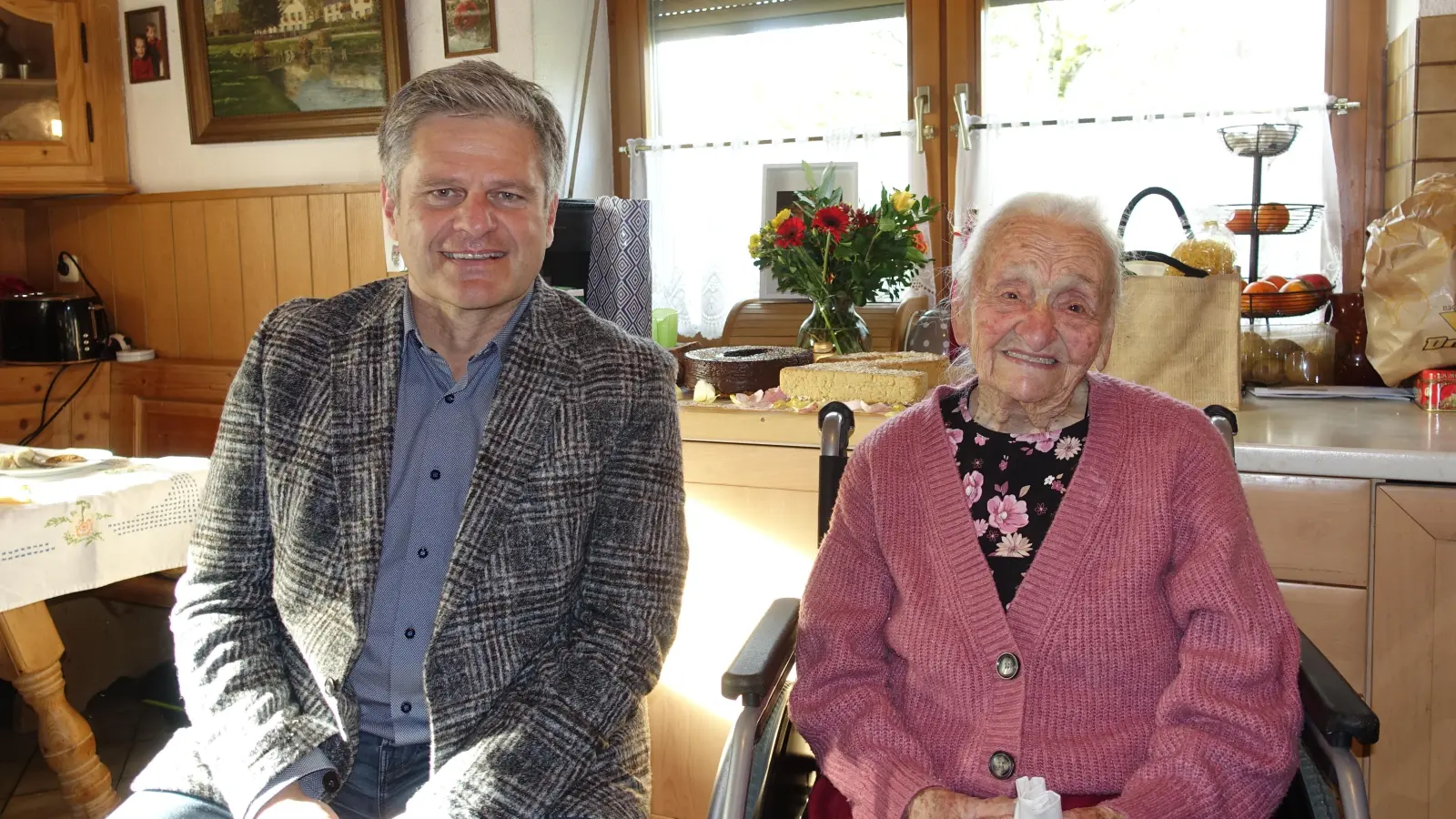 Geburtstagsbesuch: Jubilarin Sophie Lampl mit Bürgermeister Stefan Joachimsthaler.  (Foto: Gemeinde Alling)