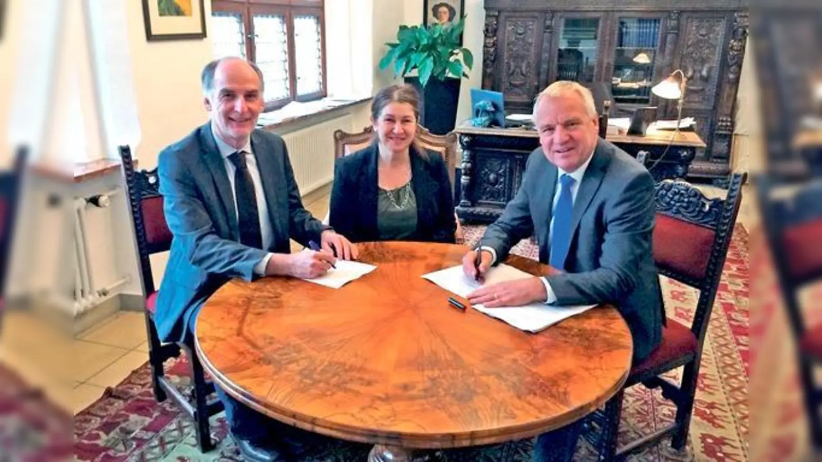 Norbert Kreier, Iris Lefeber und Bürgermeister Walter Brilmayer (v. li.) bei der  Vertragsunterzeichnung im Ebersberger Rathaus. 	 (Foto: Stadt Ebersberg)