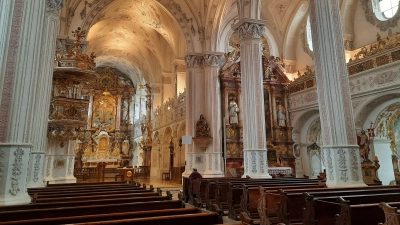 Die Pfarrkirche Heilig Kreuz wurde bis 1420 als Kirche des Augustiner-Chorherrenstiftes errichtet und einige Male erweitert, umgebaut und ergänzt. Hier ist auch das Tassilo-Kreuz aus dem Hochmittelalter zu sehen. (Foto: heatme)