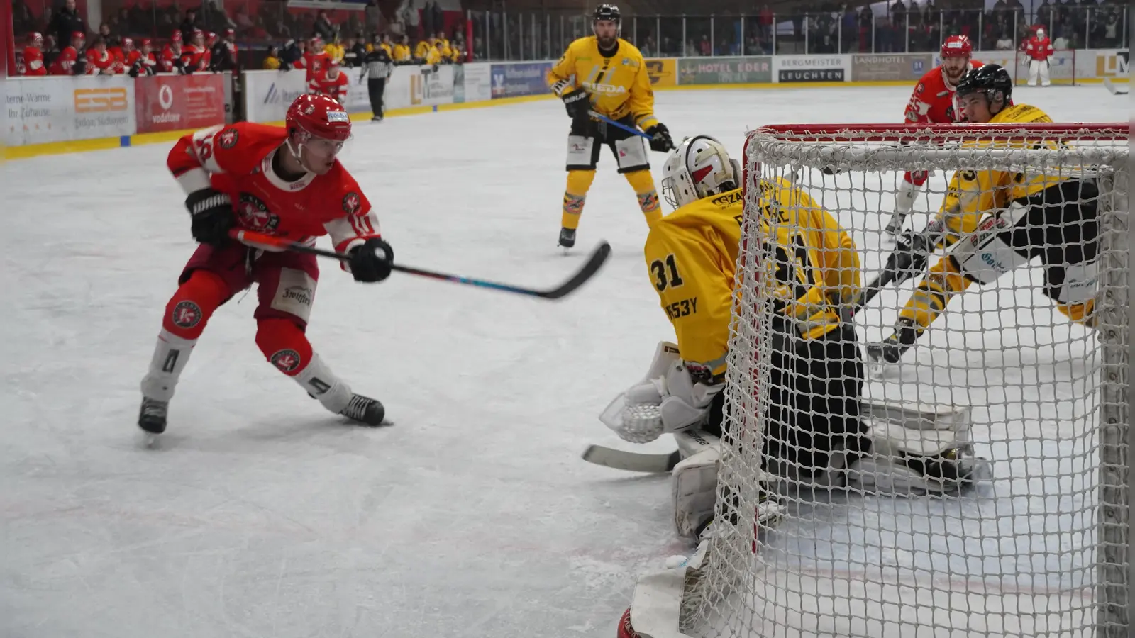 Simon Roeder (beim Hinspiel) vor Ambergs Torhüter Timon Bätge, der seinen Wild Lions den Overtime-Erfolg gegen den EHC Klostersee am Sonntag sicherte. (Foto: smg/EHC)