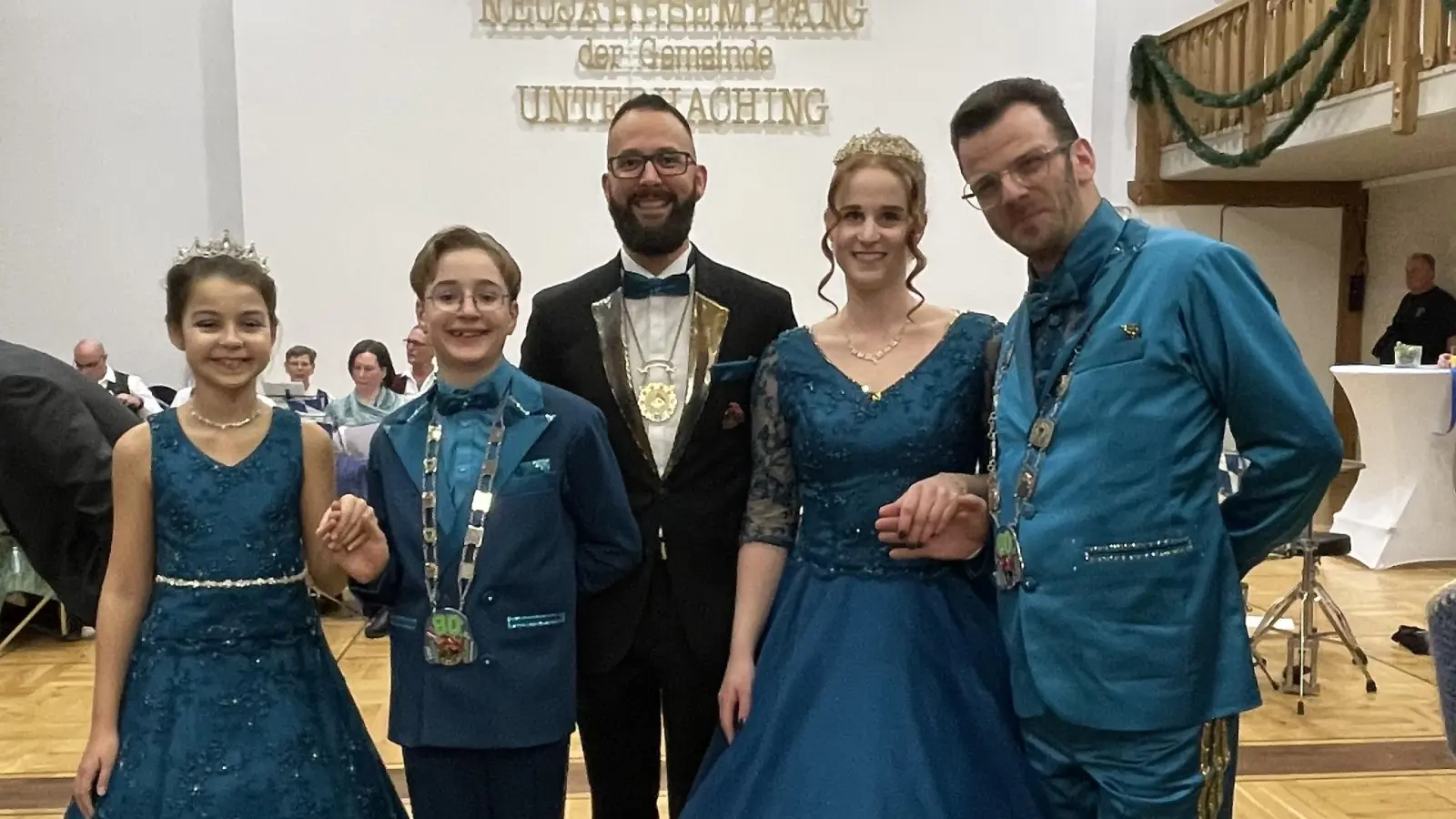 Der Präsident der Gleisenia, Patrick Weitzel (Bildmitte) mit den beiden Prinzenpaaren: Kinderprinzessin Marie I. und Kinderprinz Leo I. sowie Prinzessin Vanessa II. und Prinz Giuseppe I.  (Foto: hw)