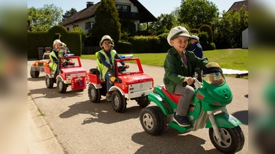 Spaß und Freude beim Lernen, Wissen gelassen vermitteln: Beim Erste-Hilf-Kurs von Josef Weber sind die Kinder hautnah am Geschehen dabei und stellen Einsätze mit Hilfe von Kostümen, Fahrzeugen und Requisiten nach. (Foto: Daniela Schneider)