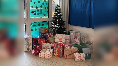 Die fertigen Päckchen warteten geduldig unter dem Christbaum - nun sind sie bereits unter den Kindern, deren Eltern auf die Unterstützung der Tafel angewiesen sind, verteilt. (Foto: Stadt Starnberg)