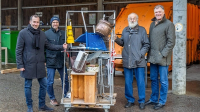 Bürgermeister Stefan Schelle begrüßt die neue Betreiberfirma Ehgartner und dankt dem scheidenden Leopold Reiter für die jahrzehntelangen treuen Dienste und gute Zusammenarbeit. (Foto: Gemeinde Oberhaching/Christian Mair  )