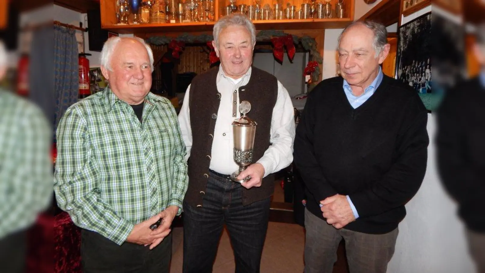 An diesjährigen Pokalschießen nahmen ingesamt 35 Schützen der Adlerschützen aus Wangen teil. Der Seniorpokal ging 2018 an Günter Patzel (links), Hans Friedinger (Mitte) und Helmut Jakob. (Foto: Adlerschützen)