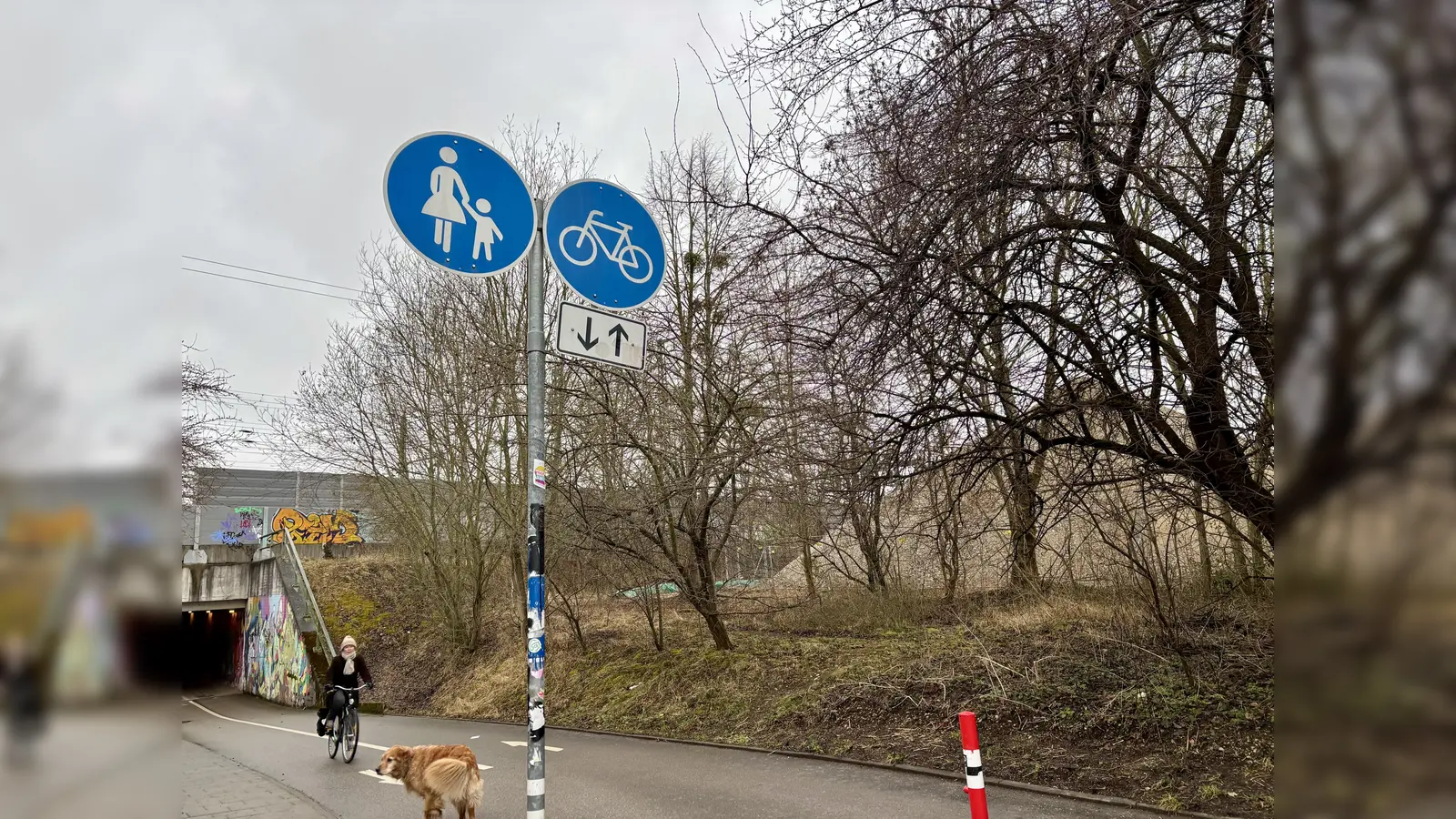 Hier soll der Radweg aus dem Neubaugebiet enden. Leider verzögert sich die Fertigstellung sehr zum Leidwesen der Anwohner. (Foto: Ulrike Seiffert)