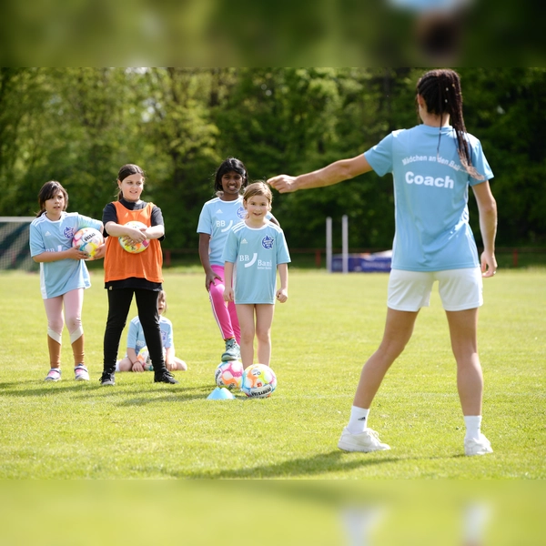 „Mädchen an den Ball”, ein kostenloses und unverbindliches Fußballtraining für Mädchen, hat seinen dritten Standort in Moosach eröffnet: beim PSV München. (Foto: BIKU e.V.)