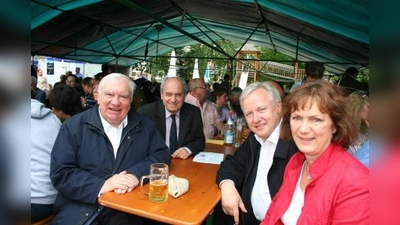 Feierten Kirchenjubiläum und Patrozinium von „Maria Heimsuchung”: (v.l.) Jakob Gratzl, Pfarrer im Ruhestand, Pater Gino Levorato, Pfarrer Stanislaus Dorawa und Nicola Rieß, Pastoralreferantin (Foto: tg)